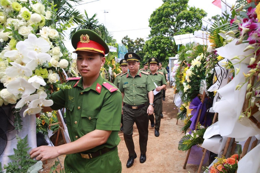 Đại tá Phạm Thanh Hùng - Phó Bí thư Đảng ủy, Phó Giám đốc CATP Hà Nội dẫn đầu đoàn công tác Công an Hà Nội đến thăm hỏi, động viên, chia buồn với thân thân các đồng chí, đồng đội hy sinh trong khi làm nhiệm vụ Đại tá Phạm Thanh Hùng - Phó Bí thư Đảng ủy, Phó Giám đốc CATP Hà Nội dẫn đầu đoàn công tác Công an Hà Nội đến thăm hỏi, động viên, chia buồn với thân thân các đồng chí, đồng đội hy sinh trong khi làm nhiệm vụ