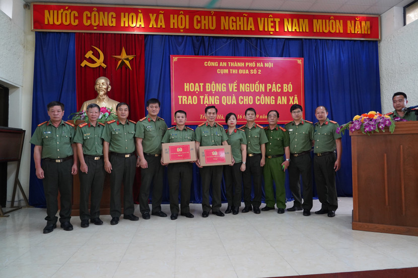 Cán bộ chiến sỹ Phòng Tham mưu tham gia hoạt động về nguồn và tặng quà công an xã