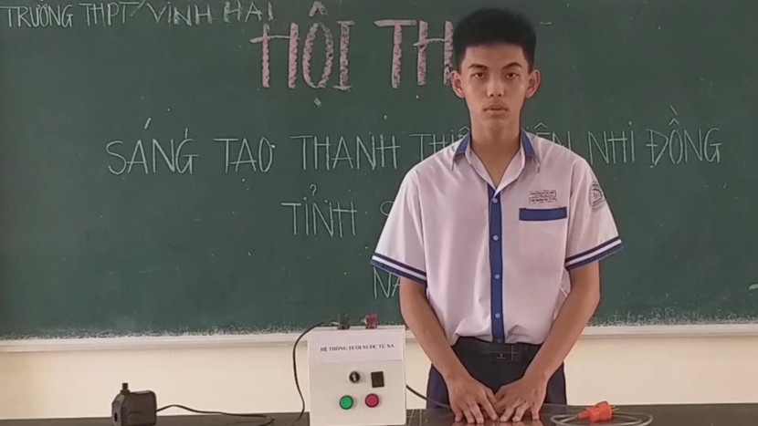 Em Trần Quang Huy trình bày nguyên tắc hoạt động của hệ thống tưới cây từ xa