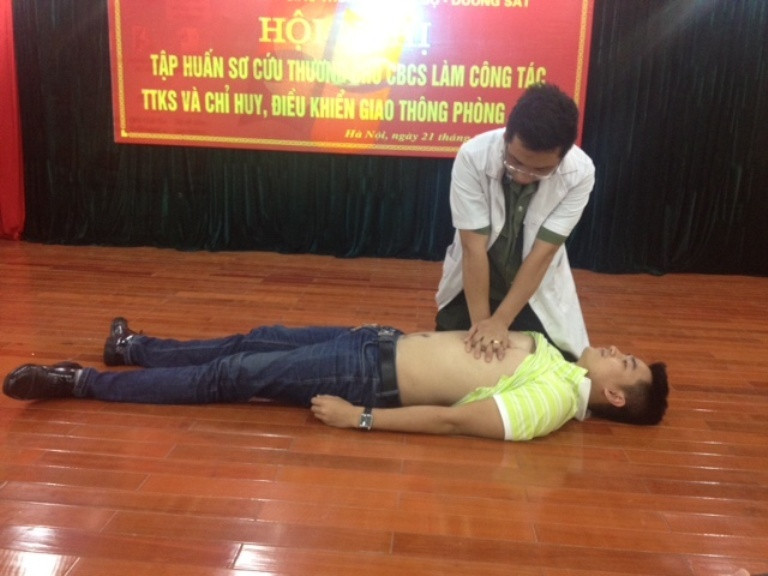 CSGT Hà Nội học ứng phó tình huống sản phụ chuyển dạ giữa đường ảnh 1