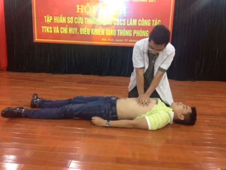 CSGT Hà Nội học ứng phó tình huống sản phụ chuyển dạ giữa đường ảnh 1