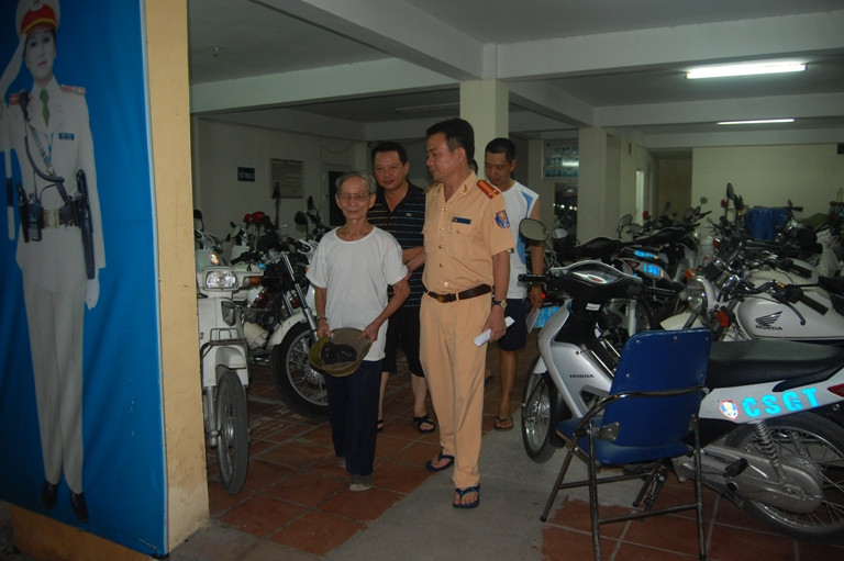 CSGT giúp đỡ cụ ông 84 tuổi lạc giữa phố đêm về nhà ảnh 3