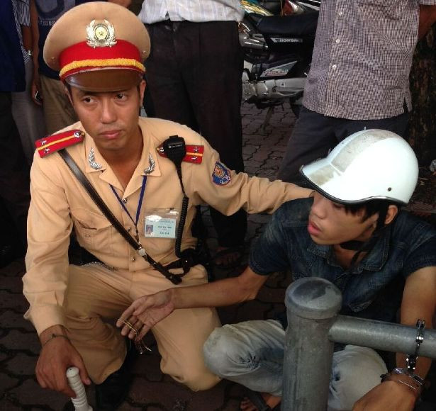 CSGT bắt nóng tên cướp giật dây chuyền vàng ảnh 1