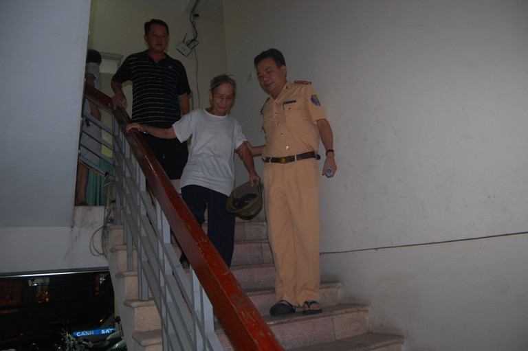 CSGT giúp đỡ cụ ông 84 tuổi lạc giữa phố đêm về nhà ảnh 2