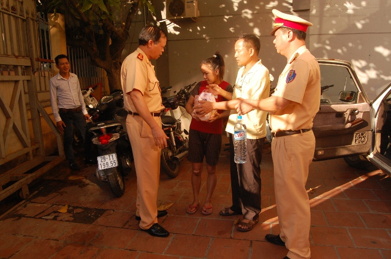 CSGT nhiệt tình giúp đỡ hai bố con bị tai nạn giao thông ảnh 1