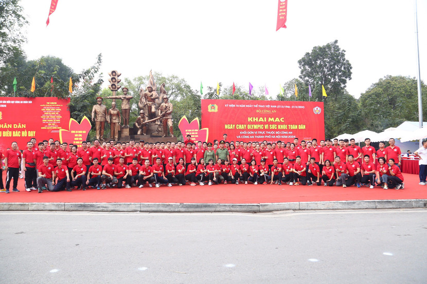 Đại tá Phạm Thanh Hùng- Phó Bí thư Đảng ủy, Phó Giám đốc CATP Hà Nội chụp ảnh cùng đoàn VĐV CATP