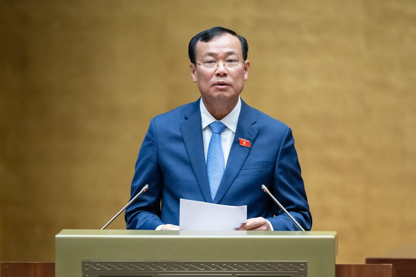 Chủ nhiệm Ủy ban Quốc phòng và An ninh của Quốc hội Lê Tấn Tới trình bày báo cáo