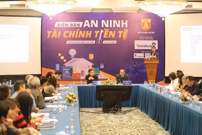 Các chuyên gia trình bày quan điểm tại Diễn đàn An ninh tài chính tiền tệ (Ảnh Lam Thanh)