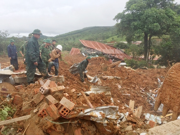 Mưa lớn, núi tiếp tụt sụt lở khiến công việc cứu hộ, cứu nạn gặp rất nhiều nguy hiểm