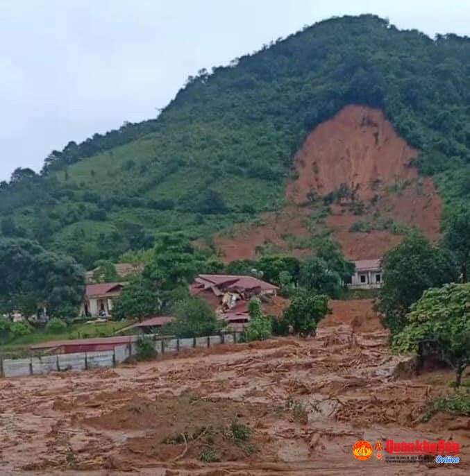 Cả triệu mét khối đất của quả núi sau doanh trại đột nhiên sạt xuống rạng sáng 18-10