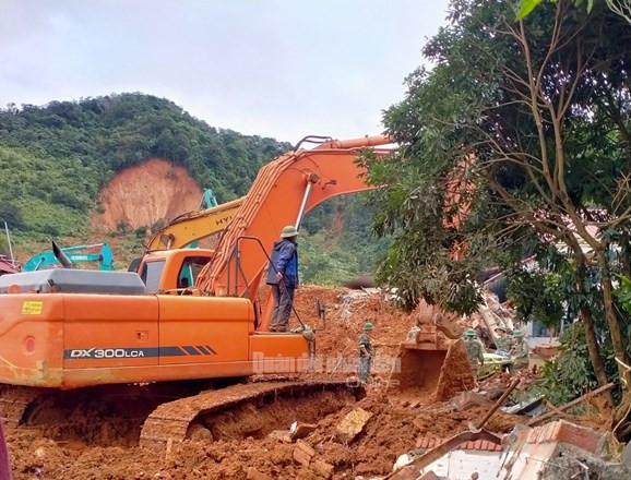 Các lực lượng tại hiện trường đang tích cực tìm kiếm những nạn nhân bị vùi lấp