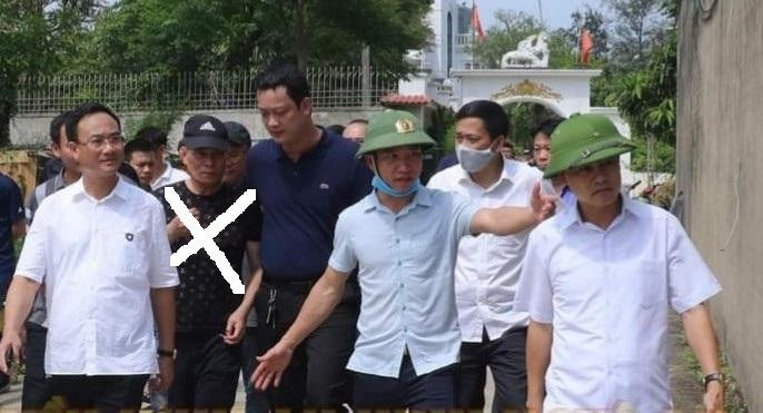 Đối tượng Phú (dấu X) buông súng đầu thú sau nhiều tiếng đồng hồ cồ thủ trong nhà