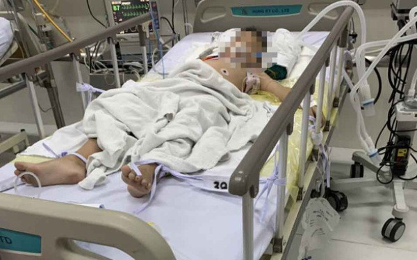 Bé K được đưa đi cấp cứu tại bệnh viện và may mắn qua khỏi