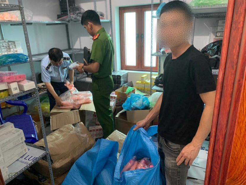 Cơ quan chức năng phát hiện nhiều "đồ chơi người lớn" tại kho hàng