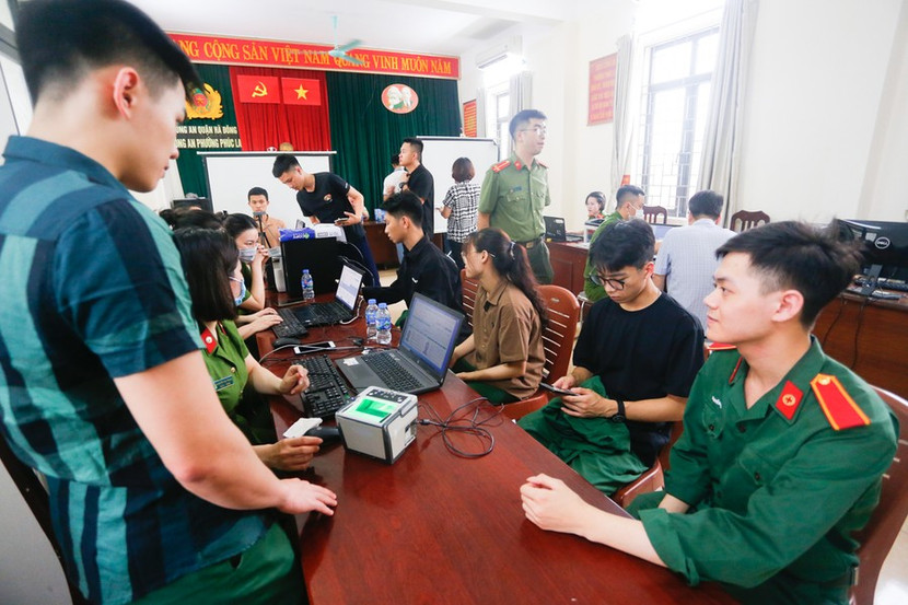 Cấp CCCD và kích hoạt định danh cho mọi trường hợp đủ điều kiện trên địa bàn quận Cấp CCCD và kích hoạt định danh cho mọi trường hợp đủ điều kiện trên địa bàn quận