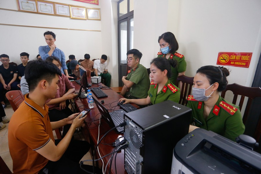 Công dân kích hoạt định danh điện tử trong sự hướng dẫn của các chiến sỹ Công an Công dân kích hoạt định danh điện tử trong sự hướng dẫn của các chiến sỹ Công an