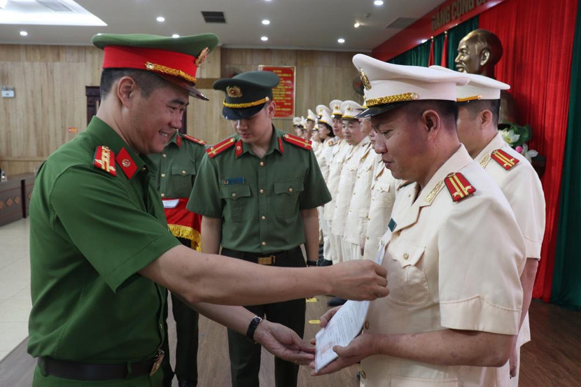 Đại tá Nguyễn Ngọc Quyền trao quyết định thăng cấp bậc hàm đối với CBCS CAQ Đại tá Nguyễn Ngọc Quyền trao quyết định thăng cấp bậc hàm đối với CBCS CAQ