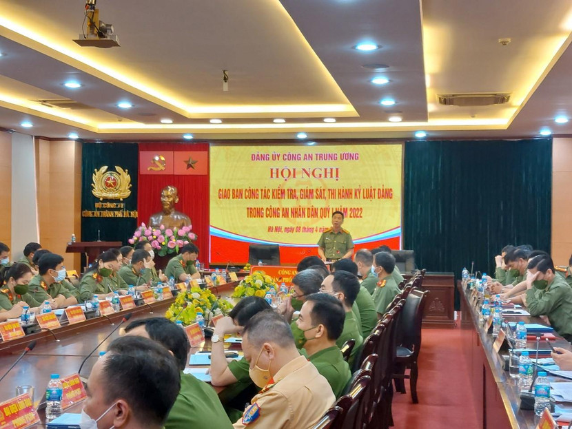 Đại tá Nguyễn Bình, Phó Chủ nhiệm thường trực Cơ quan Ủy ban kiểm tra Đảng ủy CATP Hà Nội tham luận từ điểm cầu Công an Hà Nội