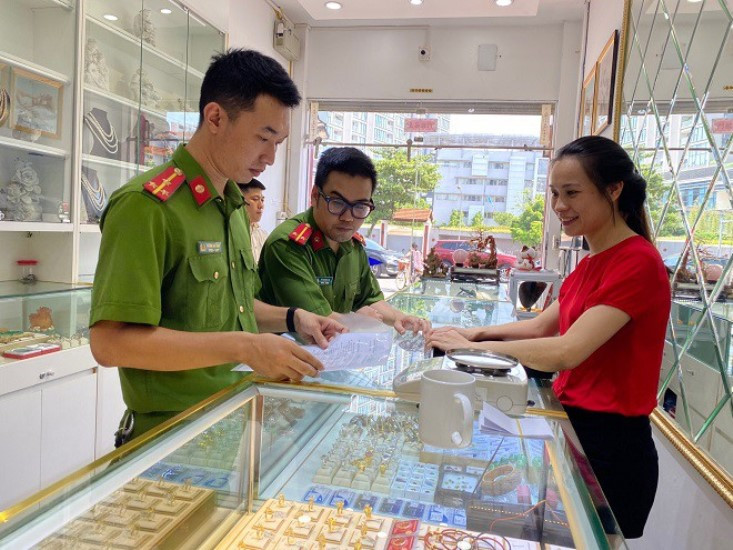 Công an thành phố Hà Nội nhắc nhở cơ sở kinh doanh vàng đề phòng hoạt động của tội phạm cướp tài sản