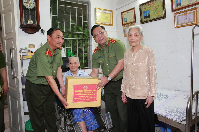 ...Và động viên, thăm hỏi sức khỏe đồng chí Nguyễn Văn Dần ...Và động viên, thăm hỏi sức khỏe đồng chí Nguyễn Văn Dần