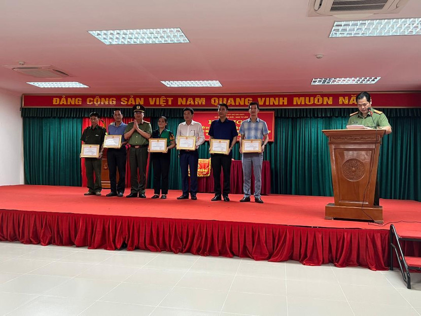 Ban tổ chức công bố và trao khen các đơn vị, cá nhân lập thành tích trong hoạt động của Cụm Ban tổ chức công bố và trao khen các đơn vị, cá nhân lập thành tích trong hoạt động của Cụm