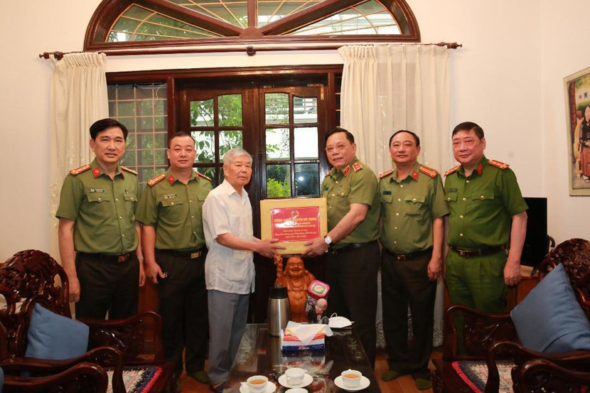 Trung tướng Nguyễn Hải Trung cùng đoàn công tác CATP tặng quà đồng chí Nguyễn Xuân Thu Trung tướng Nguyễn Hải Trung cùng đoàn công tác CATP tặng quà đồng chí Nguyễn Xuân Thu