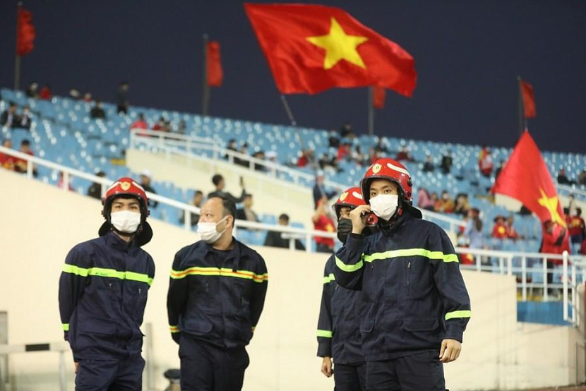 Cảnh sát PCCC&CNCH thực hiện nhiệm vụ trong một trận đấu bóng đá ở sân vận động Mỹ Đình Cảnh sát PCCC&CNCH thực hiện nhiệm vụ trong một trận đấu bóng đá ở sân vận động Mỹ Đình