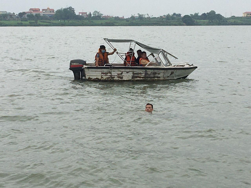 ...Bất chấp cái lạnh, nước siết