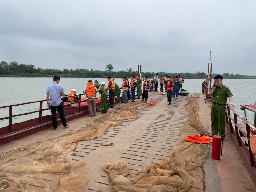 Phương tiện thủy được huy động để tiếp cận anh B.