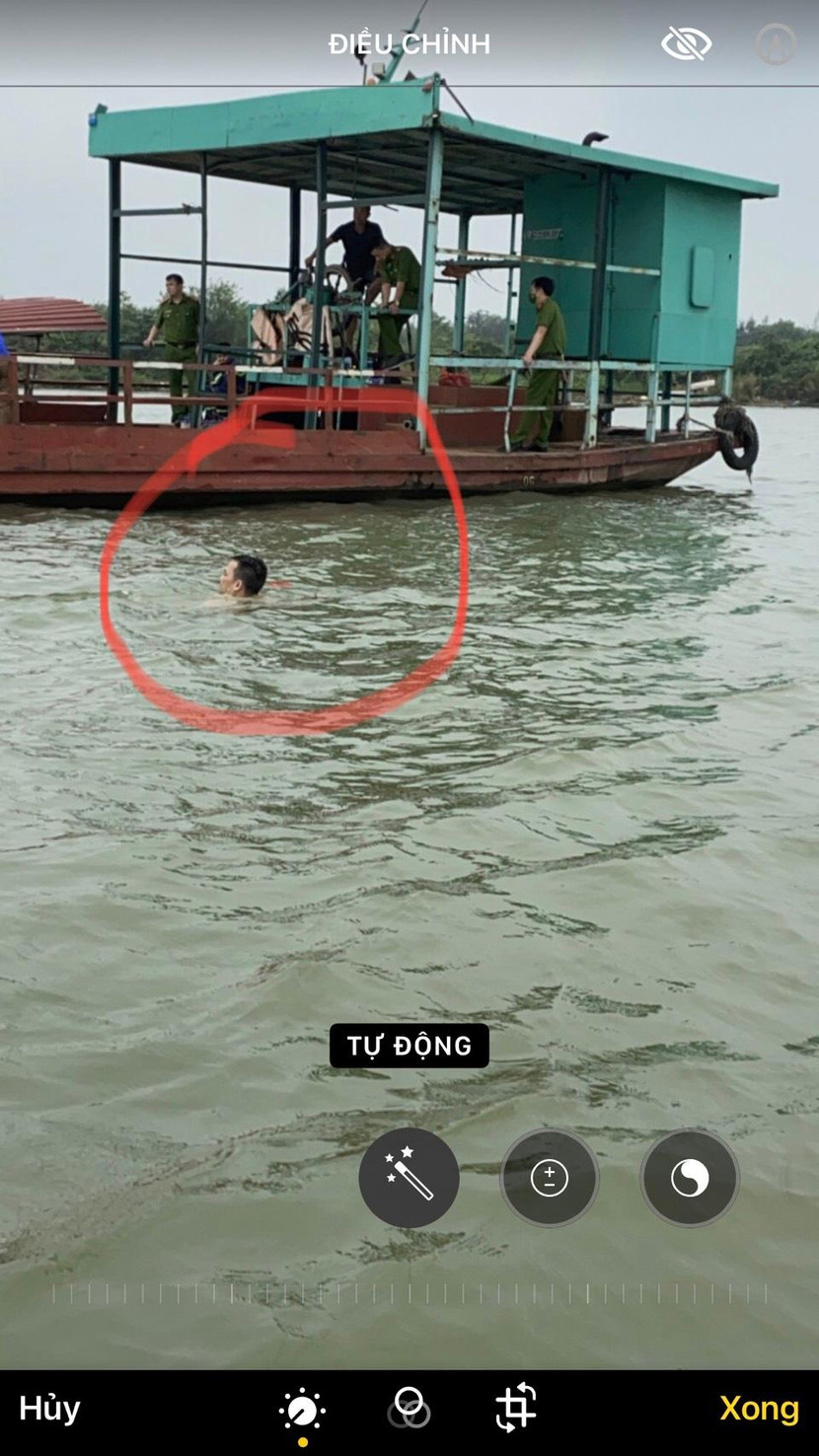 Anh B. có hơn 8 tiếng liên tục bơi trên sông Hồng (hình ảnh do lực lượng cứu hộ ghi lại)