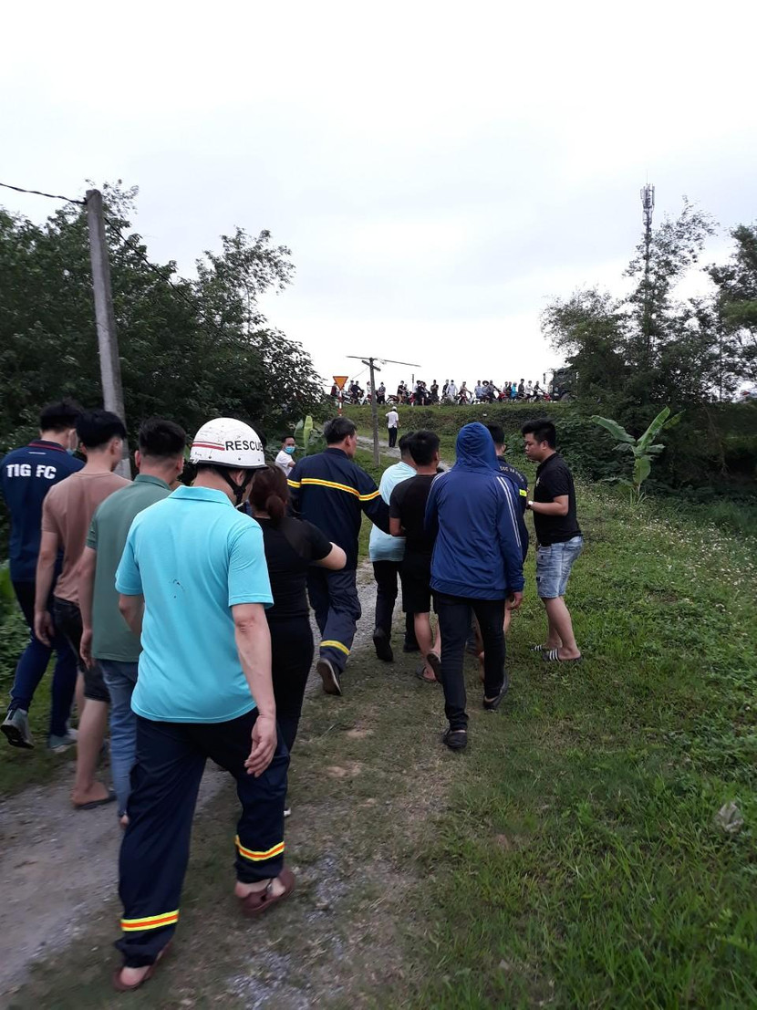 Sau hơn 8 tiếng, lực lượng chức năng mới giải cứu được anh B