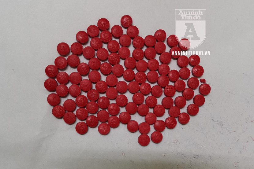 100 viên hồng phiến này là một phần trong lượng ma túy mà đối tượng nữ giấu khắp người và xe