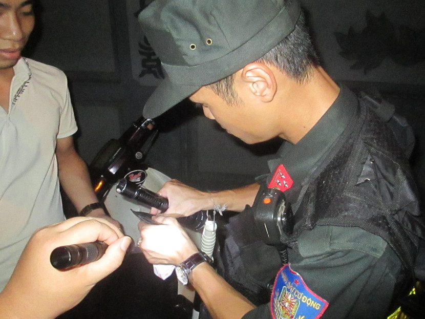 Cảnh sát 141 phối hợp với CSHS kiểm tra tang vật trong vụ vi phạm pháp luật trên đường phố