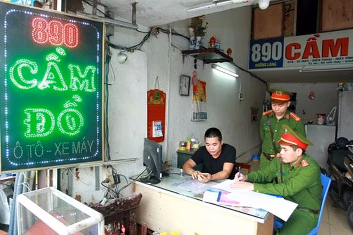 CSHS kiểm tra, nhắc nhở cơ sở kinh doanh cầm đồ không vi phạm pháp luật