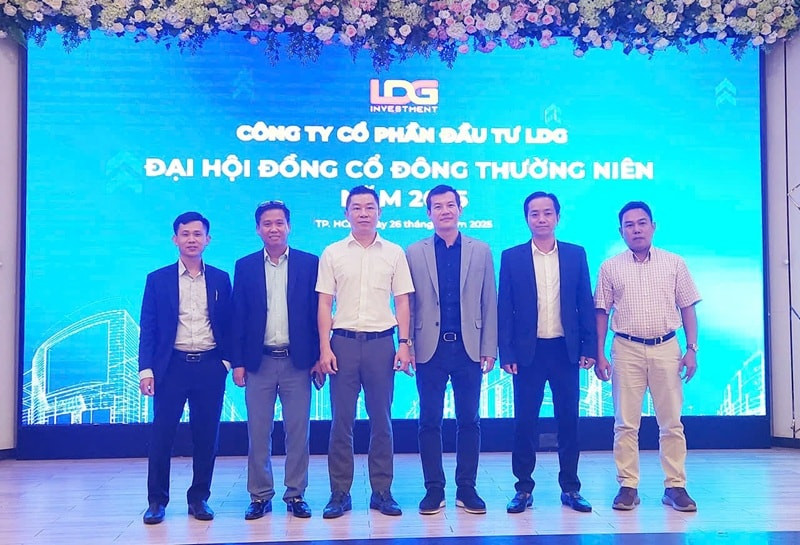 Ông Nguyễn Khánh Hưng (áo trắng) tái xuất tại ĐHĐCĐ Công ty CP Đầu tư LDG hồi cuối tháng 6/2025