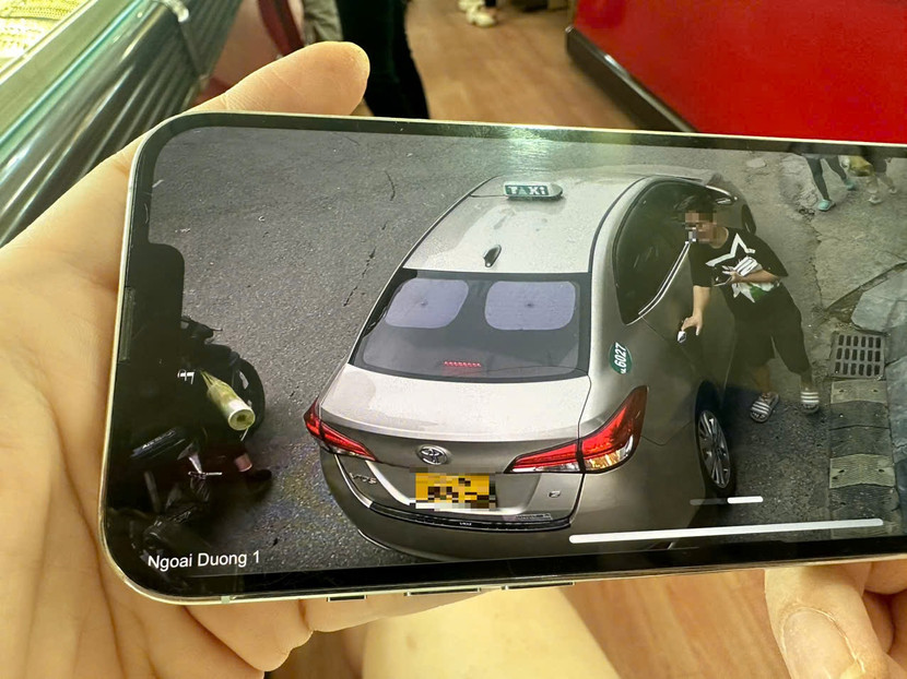 Hình ảnh camera ghi lại một học sinh rời khỏi nhà và làm theo hướng dẫn của các đối tượng lừa đảo Hình ảnh camera ghi lại một học sinh rời khỏi nhà và làm theo hướng dẫn của các đối tượng lừa đảo