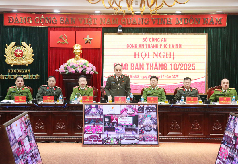 Trung tướng Nguyễn Thanh Tùng, Ủy viên Ban Thường vụ Thành ủy, Bí thư Đảng ủy, Giám đốc CATP Hà Nội chủ trì Hội nghị giao ban tháng 10-2025