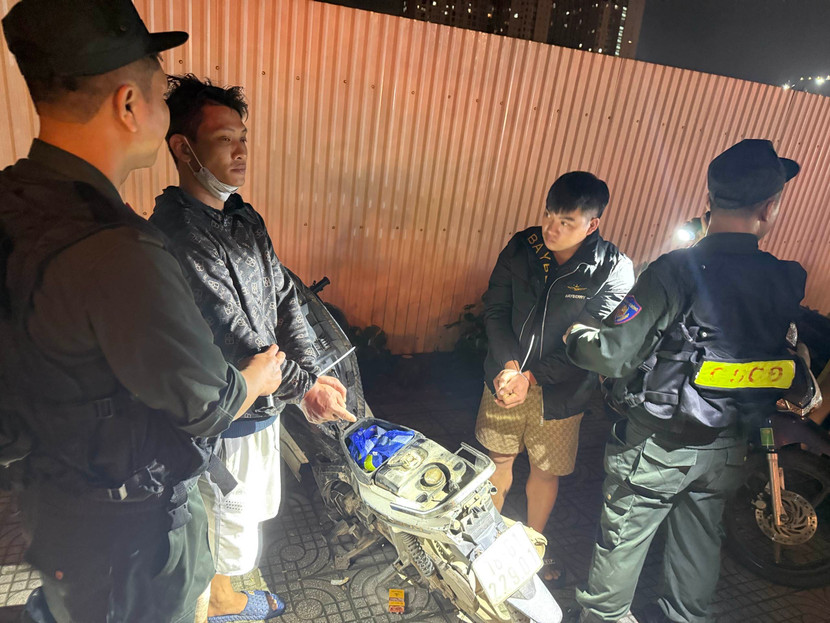 Lực lượng 141 Công an Hà Nội phát hiện, bắt giữ các đối tượng giấu ma túy trong cốp xe máy