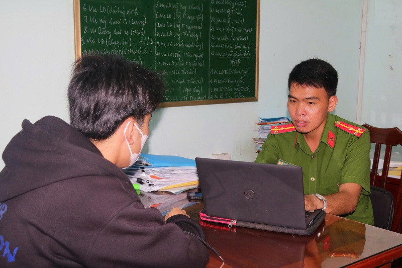 Nạn nhân trình bày sự việc với cán bộ điều tra tại cơ quan Công an Nạn nhân trình bày sự việc với cán bộ điều tra tại cơ quan Công an