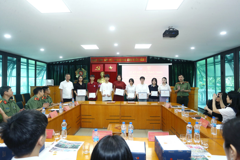 Trao kinh phí trợ cấp (6 tháng đầu năm 2025) cho vợ con CBCS Công an Thủ đô từ trần... Trao kinh phí trợ cấp (6 tháng đầu năm 2025) cho vợ con CBCS Công an Thủ đô từ trần...