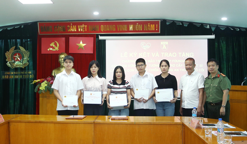 Trao tặng trực tiếp kinh phí trợ cấp (6 tháng đầu năm 2025) cho vợ, con Liệt sĩ Công an Thủ đô Trao tặng trực tiếp kinh phí trợ cấp (6 tháng đầu năm 2025) cho vợ, con Liệt sĩ Công an Thủ đô