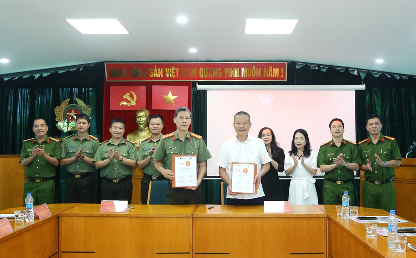 Trao văn bản ký kết Chương trình “THP Foundation - Cùng em vững bước tương lai” giữa Ban Biên tập An ninh Thủ đô và Nhà tài trợ Tân Hiệp Phát Trao văn bản ký kết Chương trình “THP Foundation - Cùng em vững bước tương lai” giữa Ban Biên tập An ninh Thủ đô và Nhà tài trợ Tân Hiệp Phát