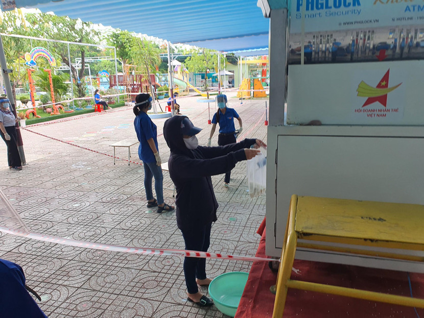 ATM gạo trong ngày đầu tiên hoạt động trở lại trong khu vực cách ly ở quận 12, TP.HCM
