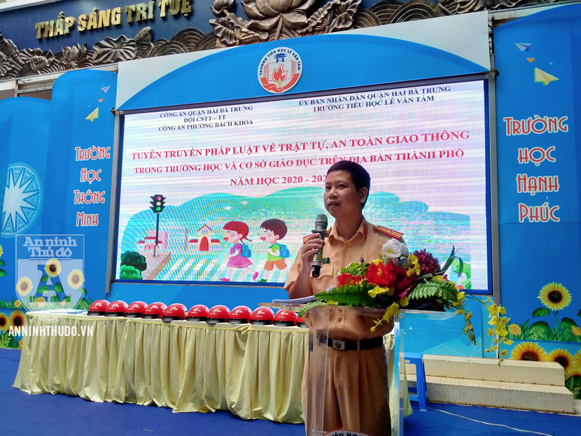 Thiếu tá Trần Trung Hiếu cung cấp nhiều thông tin hữu ích về ATGT qua cách trình bày gần gũi với các em nhỏ