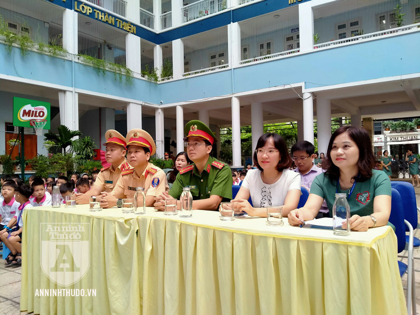Cô Nguyễn Thị Thu Hảo - Hiệu trưởng trường tiểu học Lê Văn Tám (ngoài cùng, bên phải) - cùng đại diện Đảng ủy phường Bách Khoa, Đại úy Bùi Hà Trung - Trưởng CAP Bách Khoa, Thiếu tá Trần Trung Hiếu - Phó Đội trưởng Đội CSGT, TT (CAQ Hai Bà Trưng) tại sự kiện