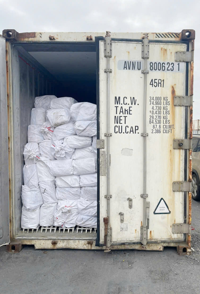 Hải quan phối hợp các lực lượng chức năng kiểm tra các container của Công ty TNHH XNK VN Hải quan phối hợp các lực lượng chức năng kiểm tra các container của Công ty TNHH XNK VN