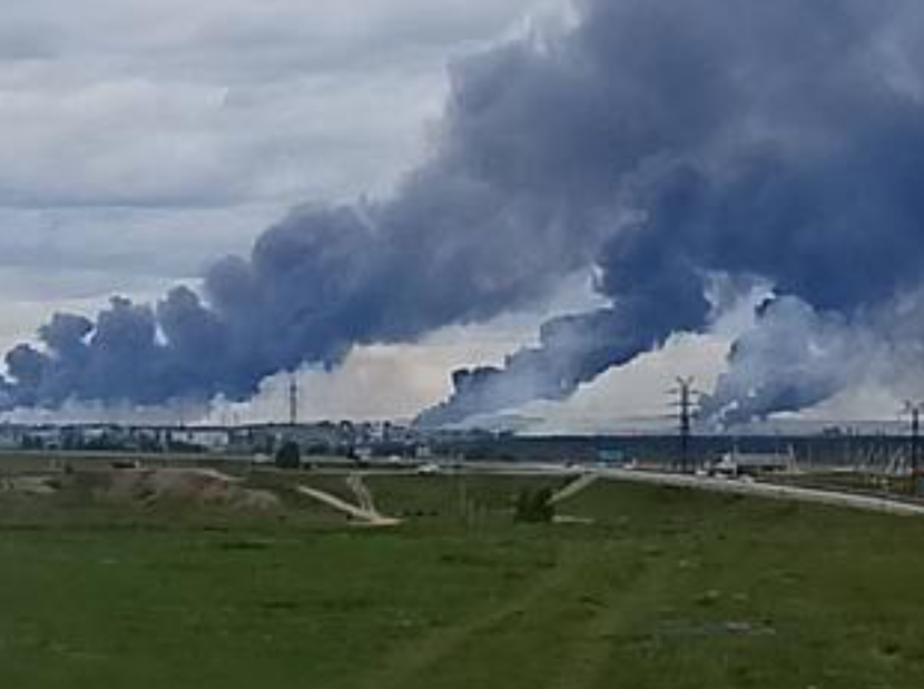 Khói đen bốc lên từ một sân bay quân sự của Nga bị UAV tấn công (Ảnh: The Australian)