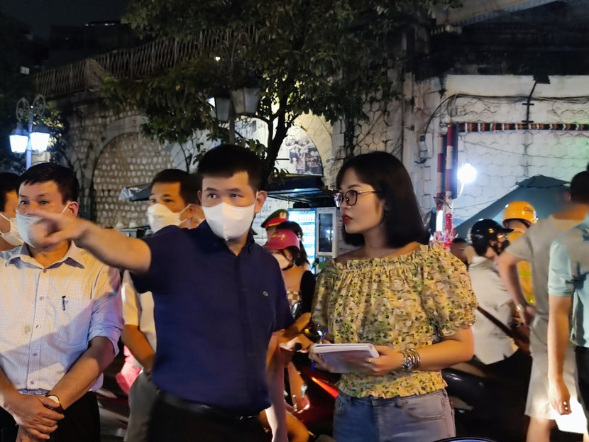 Lãnh đạo quận Hoàn Kiếm (Hà Nội) trao đổi với phóng viên An ninh Thủ đô để quyết liệt xử lý các điểm trông giữ xe sai phạm để đảm bảo trật tự đô thị, an toàn giao thông Lãnh đạo quận Hoàn Kiếm (Hà Nội) trao đổi với phóng viên An ninh Thủ đô để quyết liệt xử lý các điểm trông giữ xe sai phạm để đảm bảo trật tự đô thị, an toàn giao thông