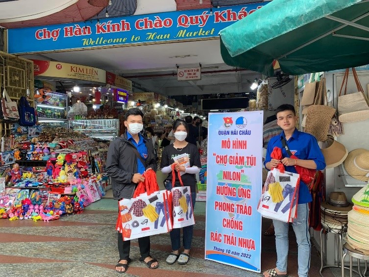 Trạm phân phát túi sử dụng nhiều lần cho người dân đi chợ tại Đà Nẵng