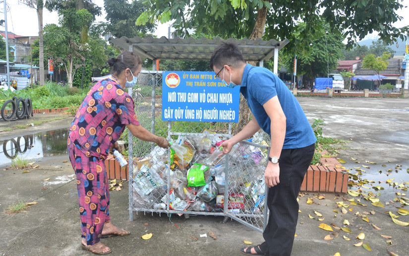 Người dân phân loại rác thải nhựa